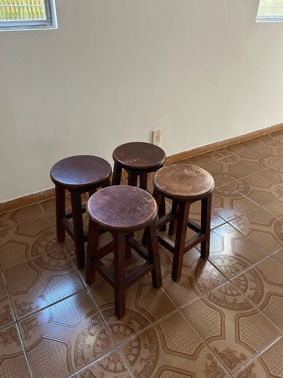 4 banquetas de madeira maciça, bem resistente - Foto 3