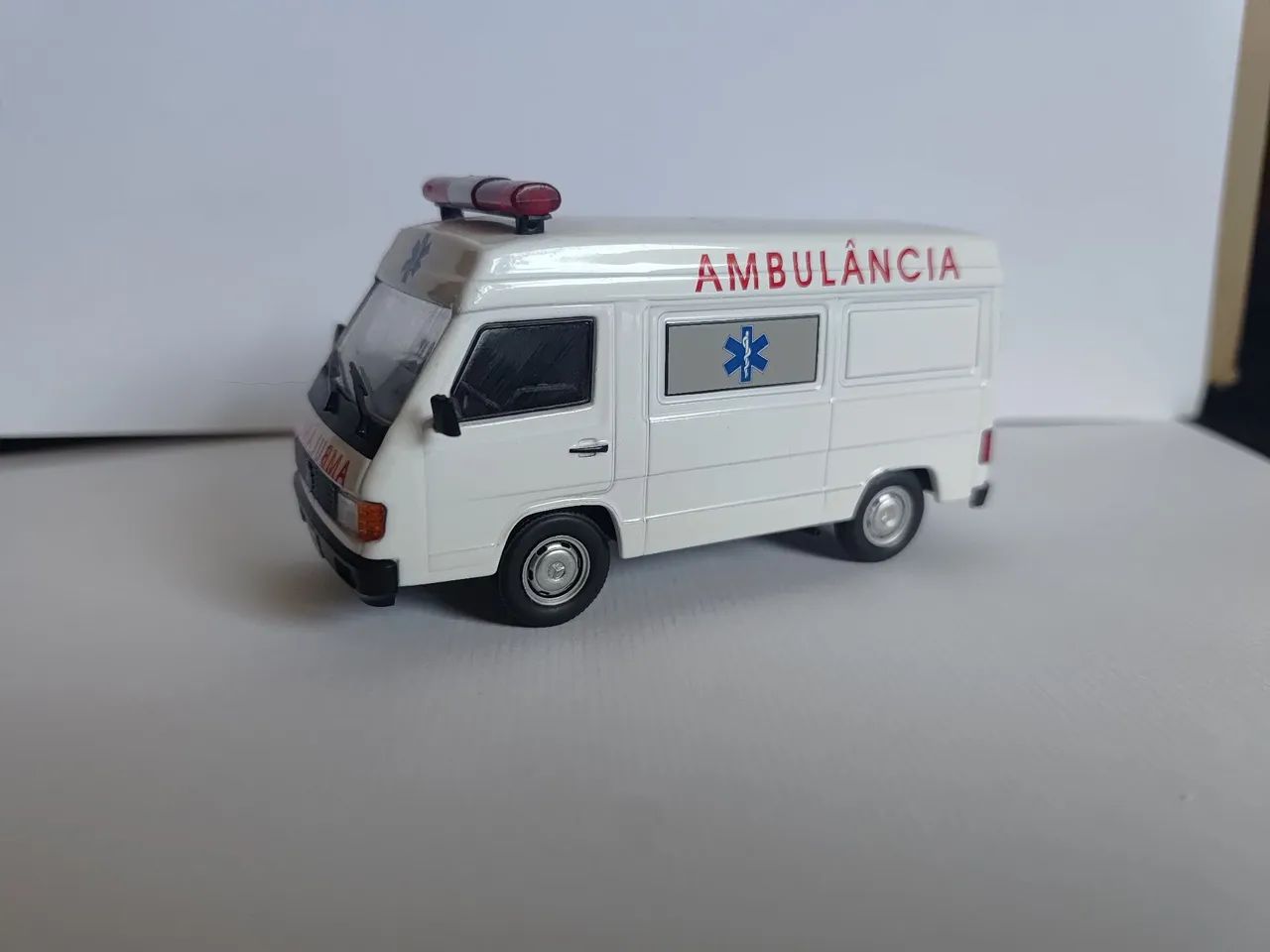 Miniatura ambulância 1/43 - Foto 2