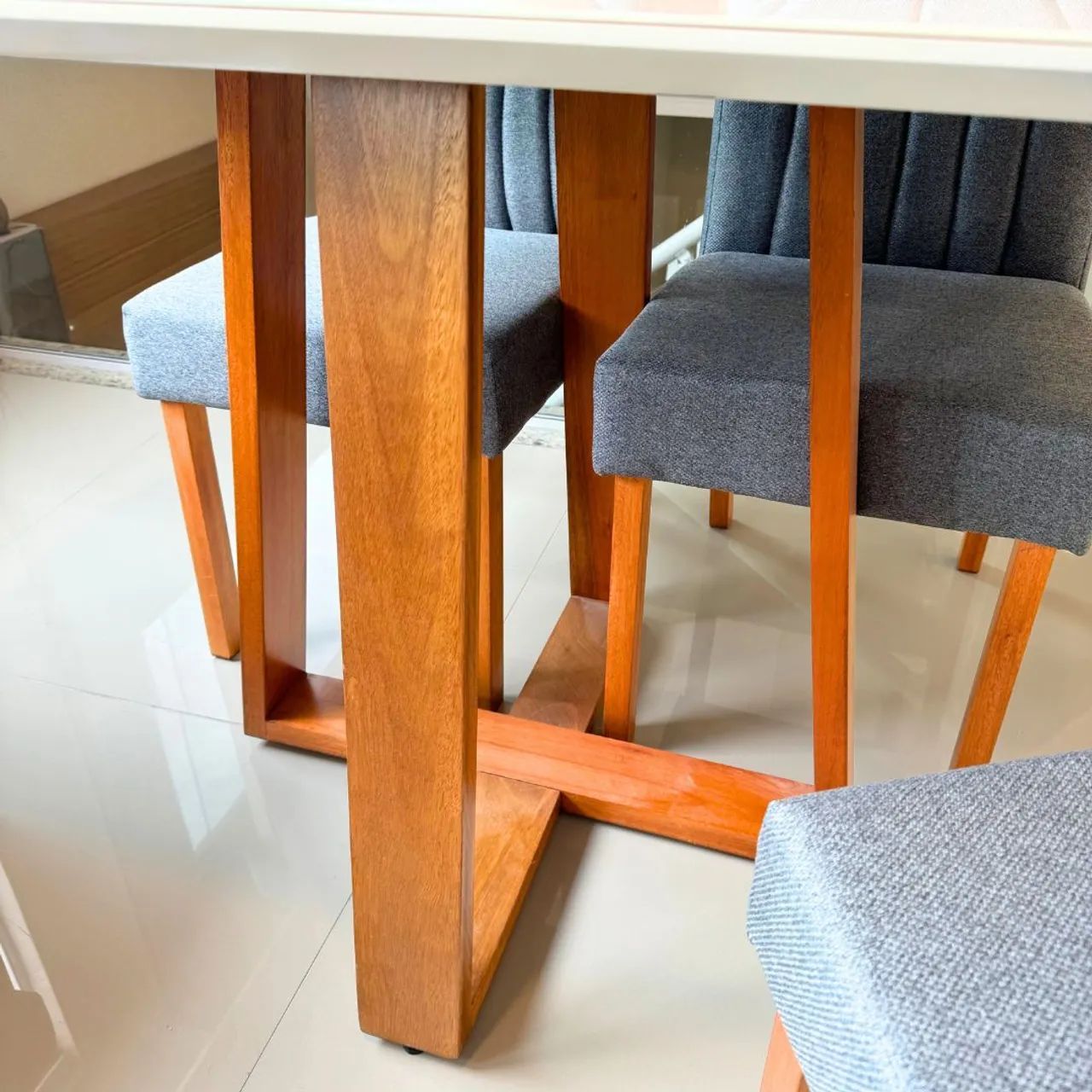 Mesa de jantar com 4 cadeiras impecável  - Foto 2