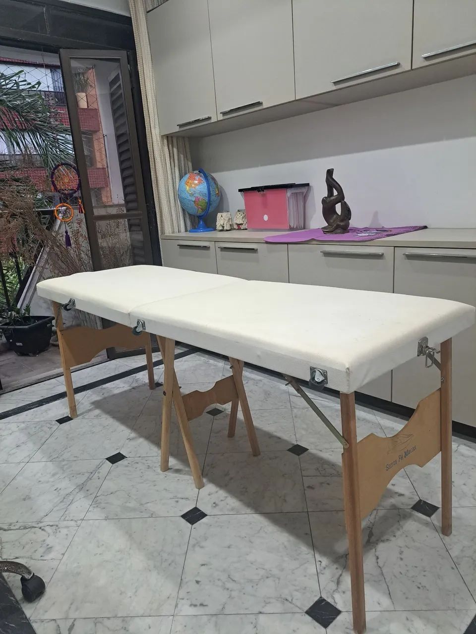 Maca com mesa auxiliar para atendimento em estética,