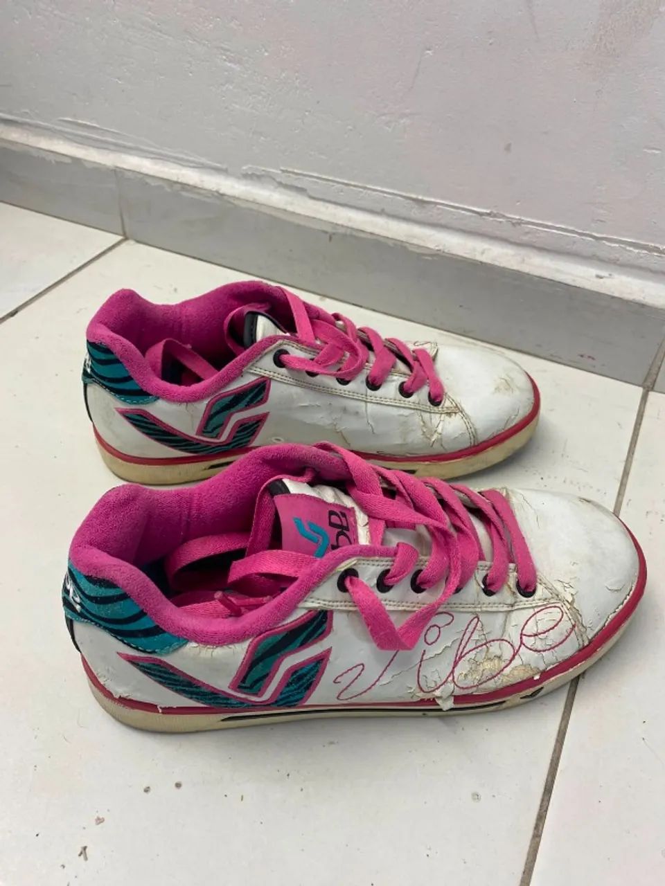 Tênis VIBE branco com rosa - Foto 2