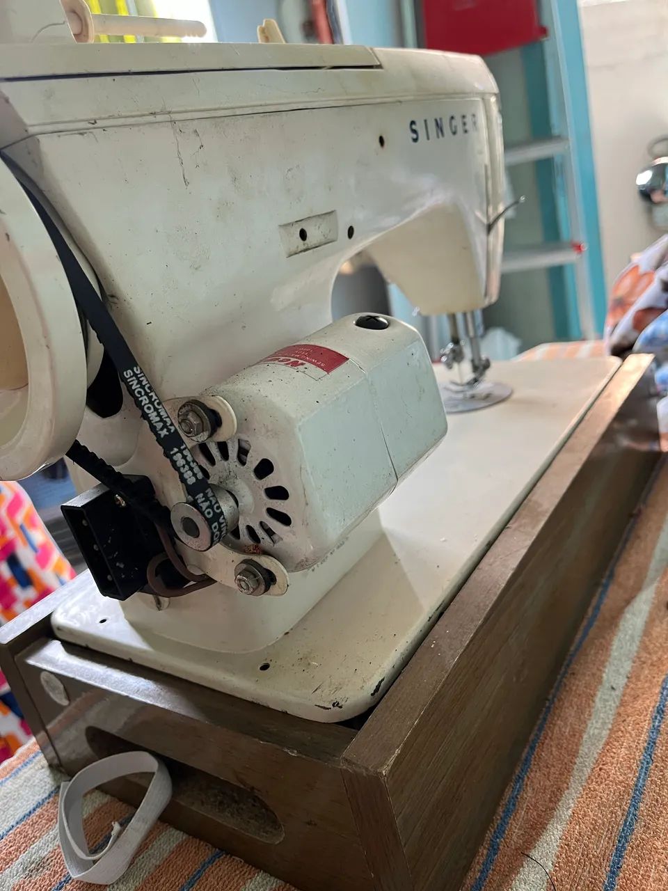 Máquina de costura Singer revisada - funcionando perfeitamente - Foto 3