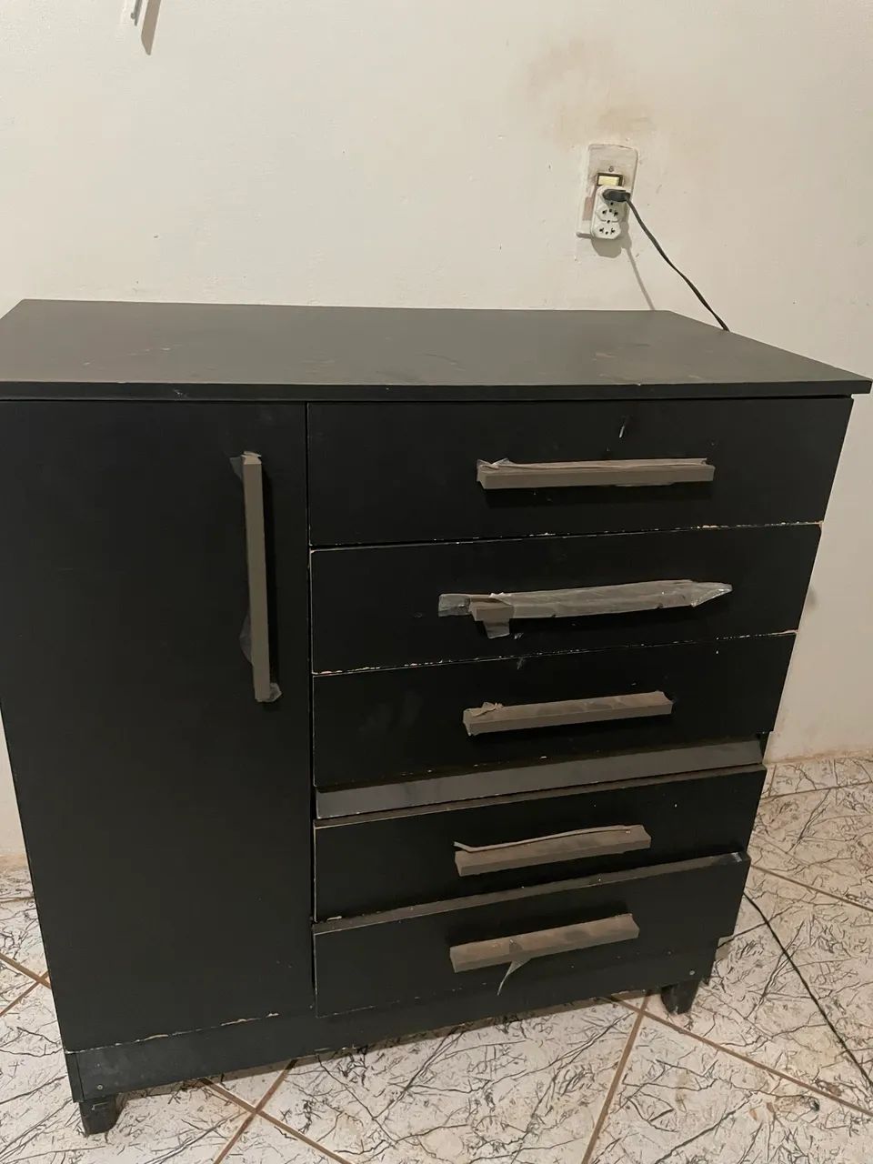 Cômoda preta 5 gavetas
