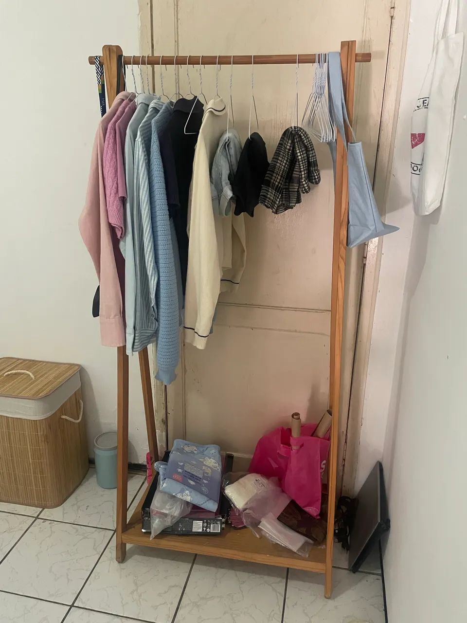 Arara de roupas madeira - Foto 2