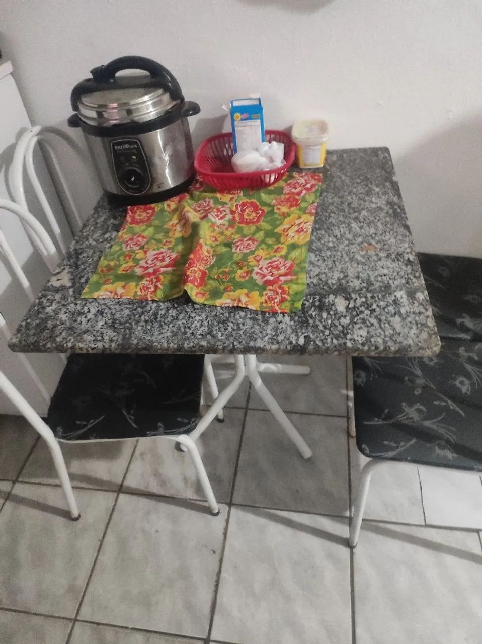 Vendo Mesa 4 Cadeiras pedra de marmore - Foto 2