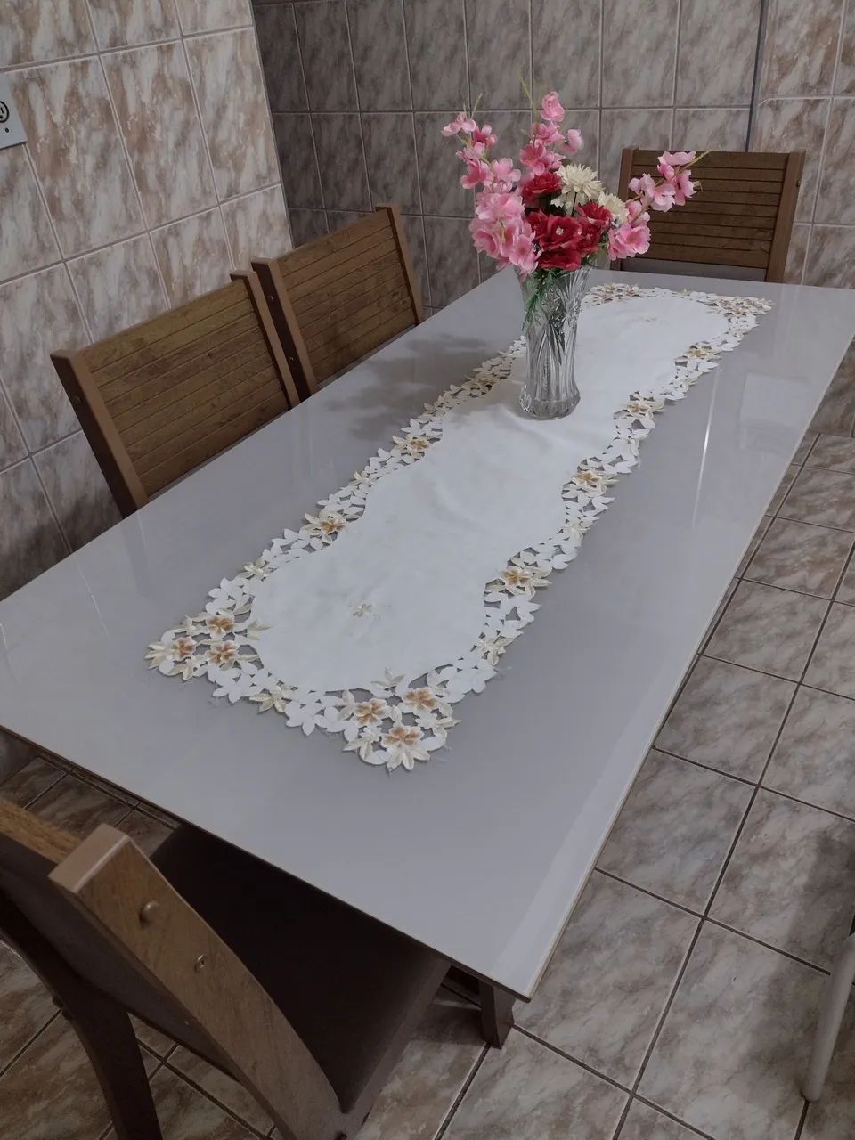 Mesa de jantar com 4 cadeiras.