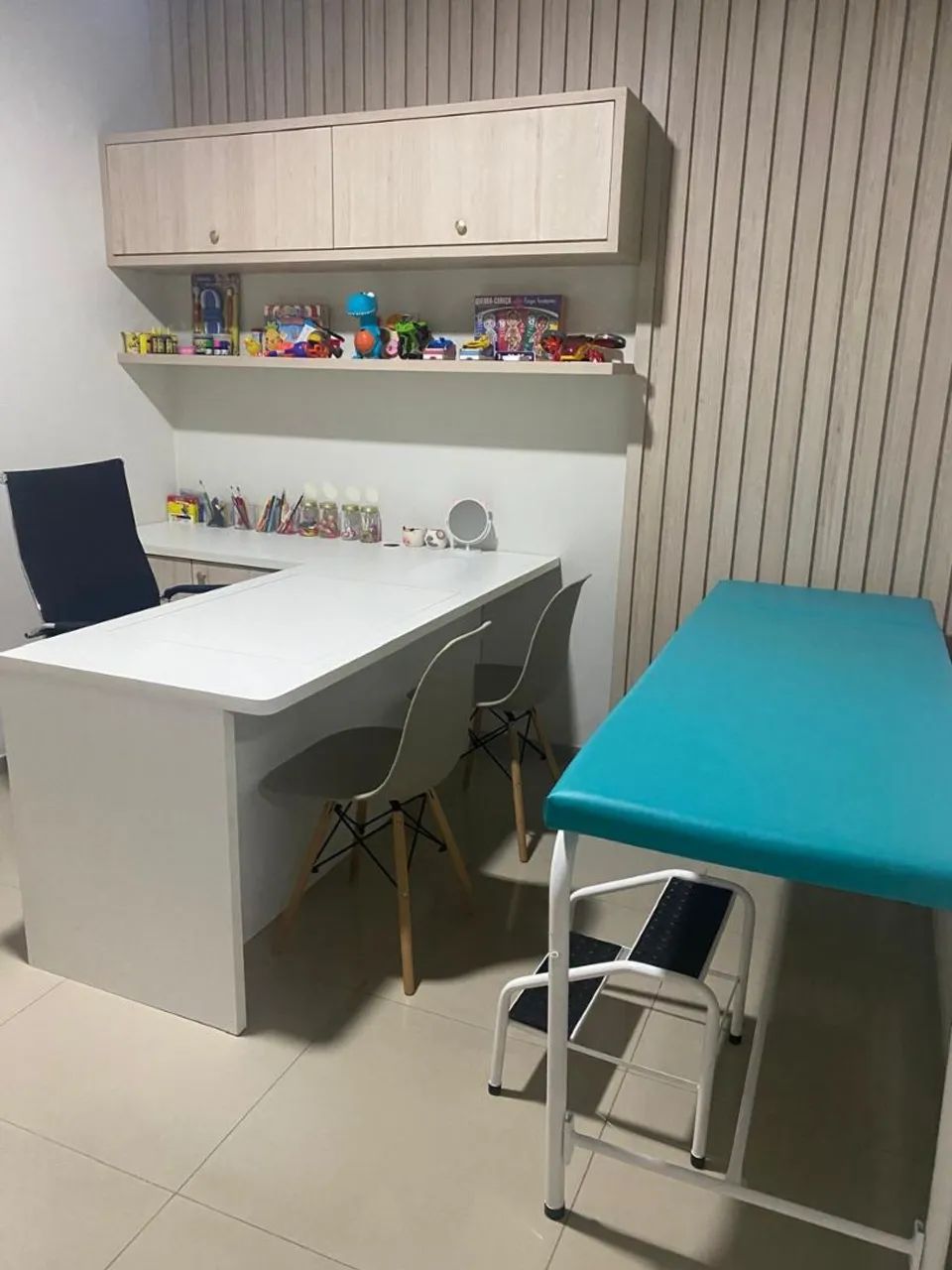 Vendo mesa e painel ripado 
