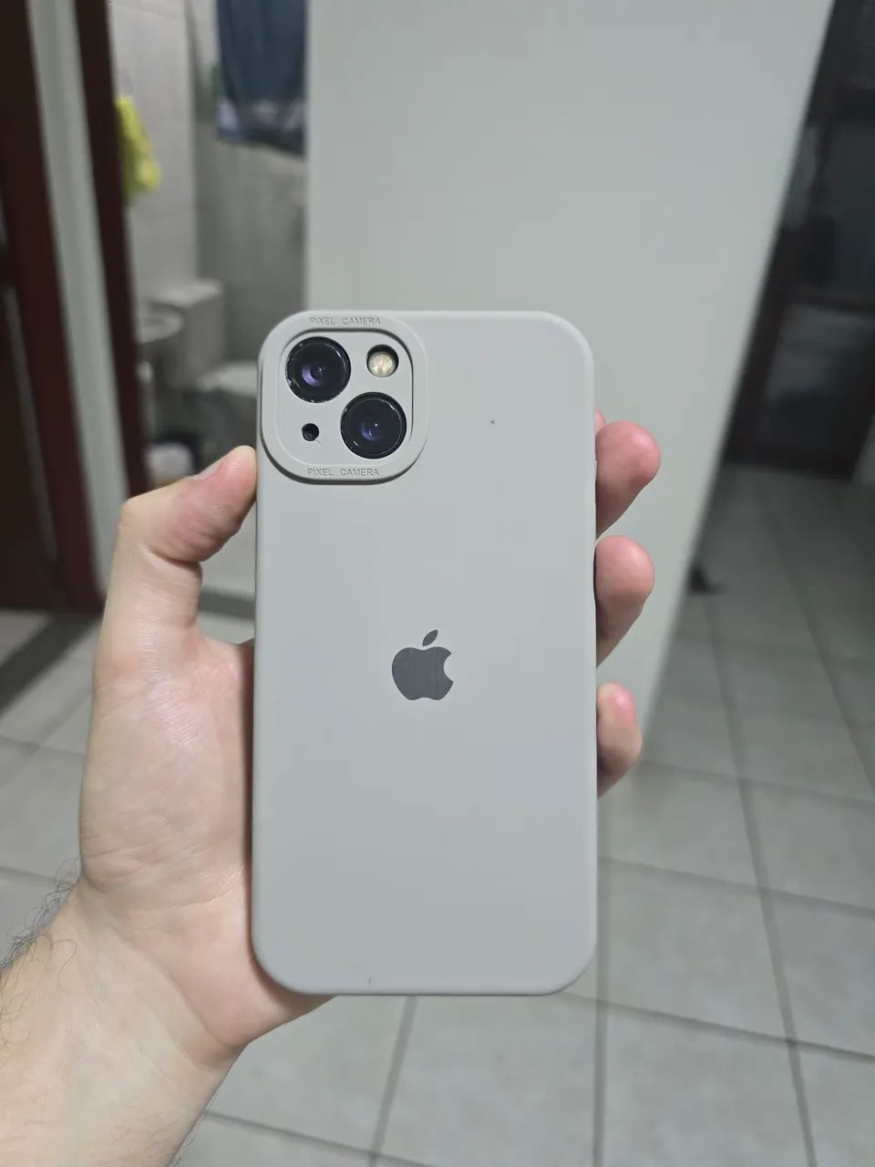 iPhone 13 128gb com capinha e carregador - Foto 4