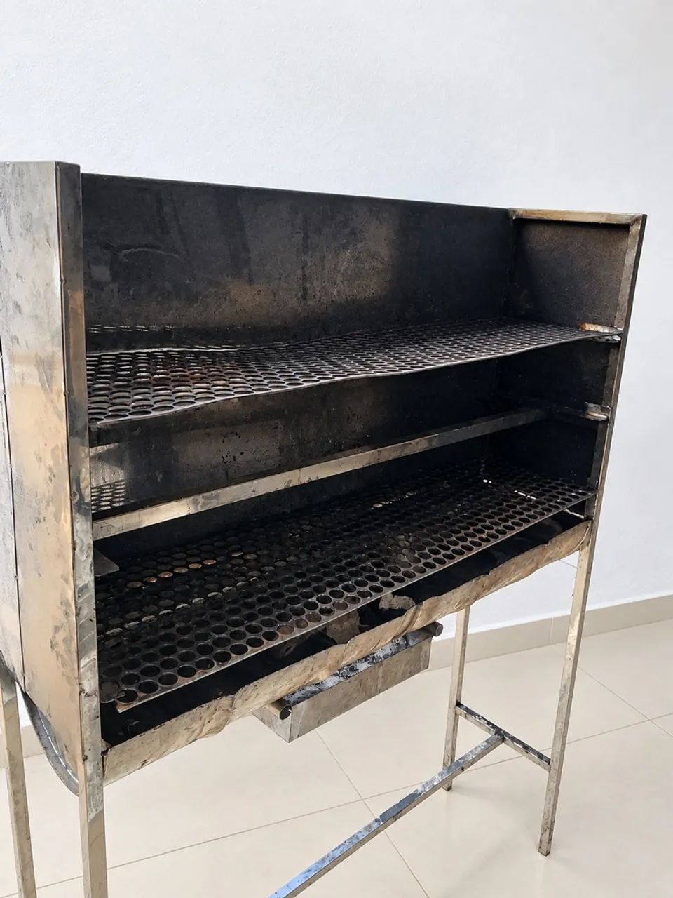 VENDE-SE CHURRASQUEIRA DE 1,5 METRO