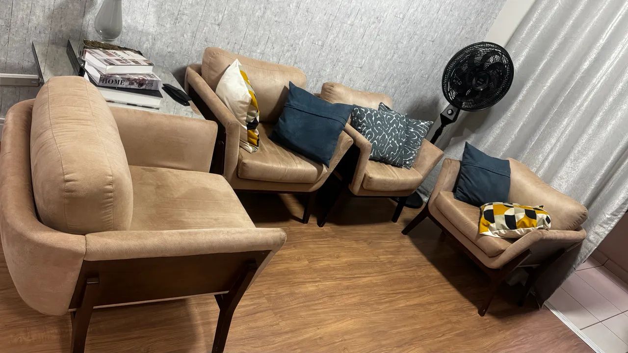 Poltrona em tecido para sala c/ acabamento em madeira e  - Foto 3