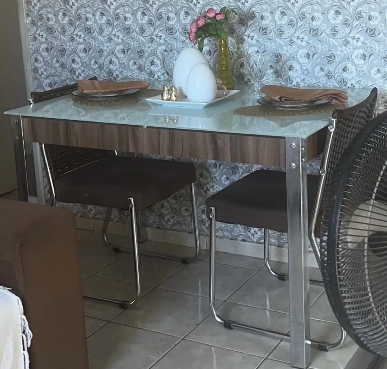 Mesa de jantar de vidro com 4 cadeiras