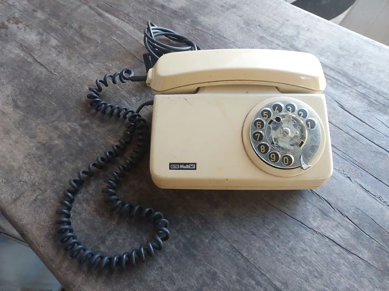 Telefone de disco antigo 