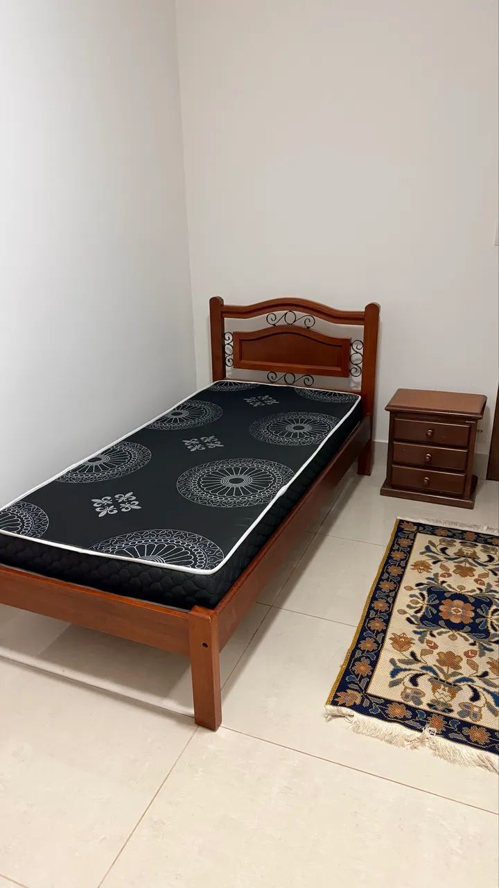 Cama solteiro em madeira maciça - seminova  - Foto 2