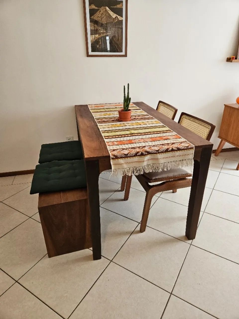 Mesa de jantar e banco de madeira