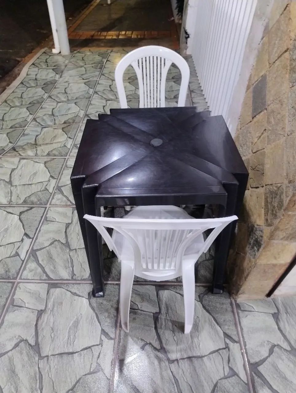 Conjunto de 1 mesa com 4 cadeiras de plástico  - Foto 3