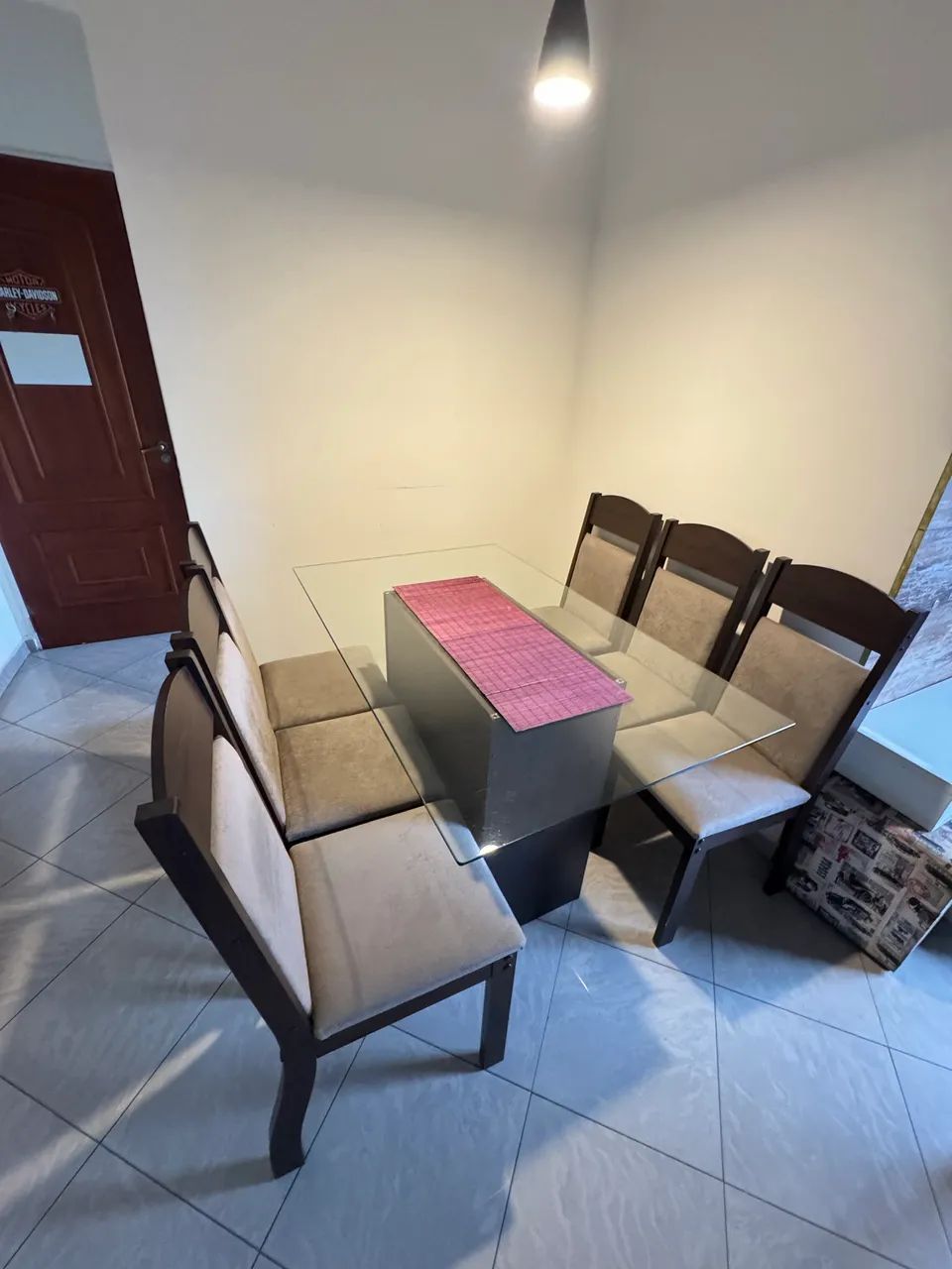 Mesa com 6 cadeias 
