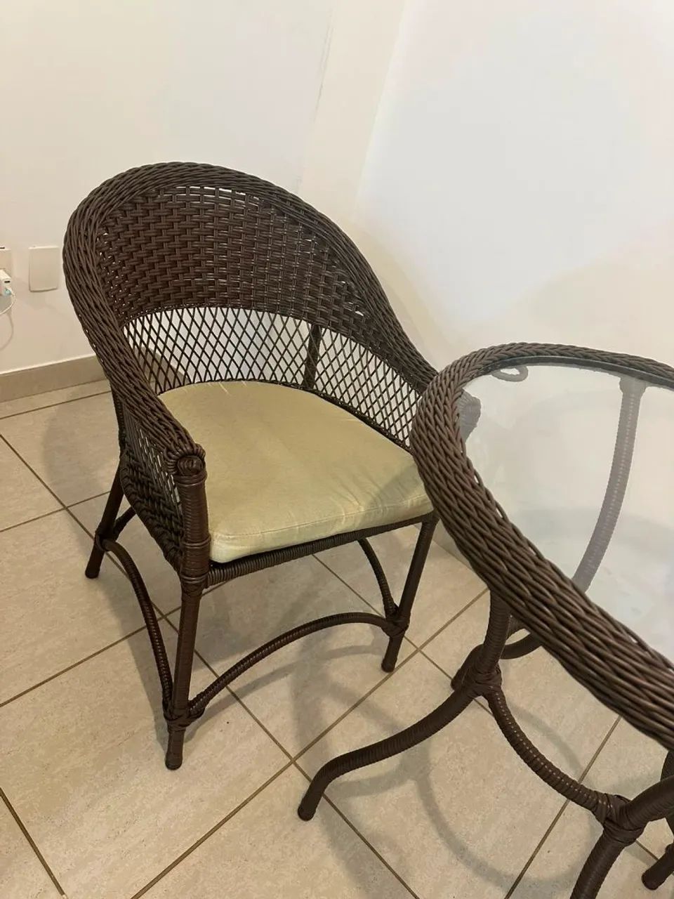 Vende-se mesa de vime com duas cadeiras. - Foto 3