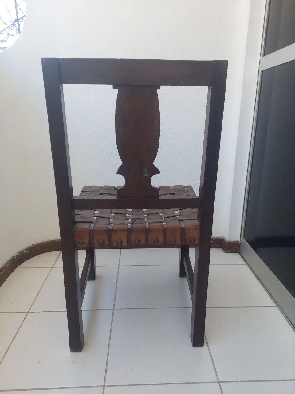 Cadeira de madeira maciça do design Zanini Caldas em tiras de couro. - Foto 3