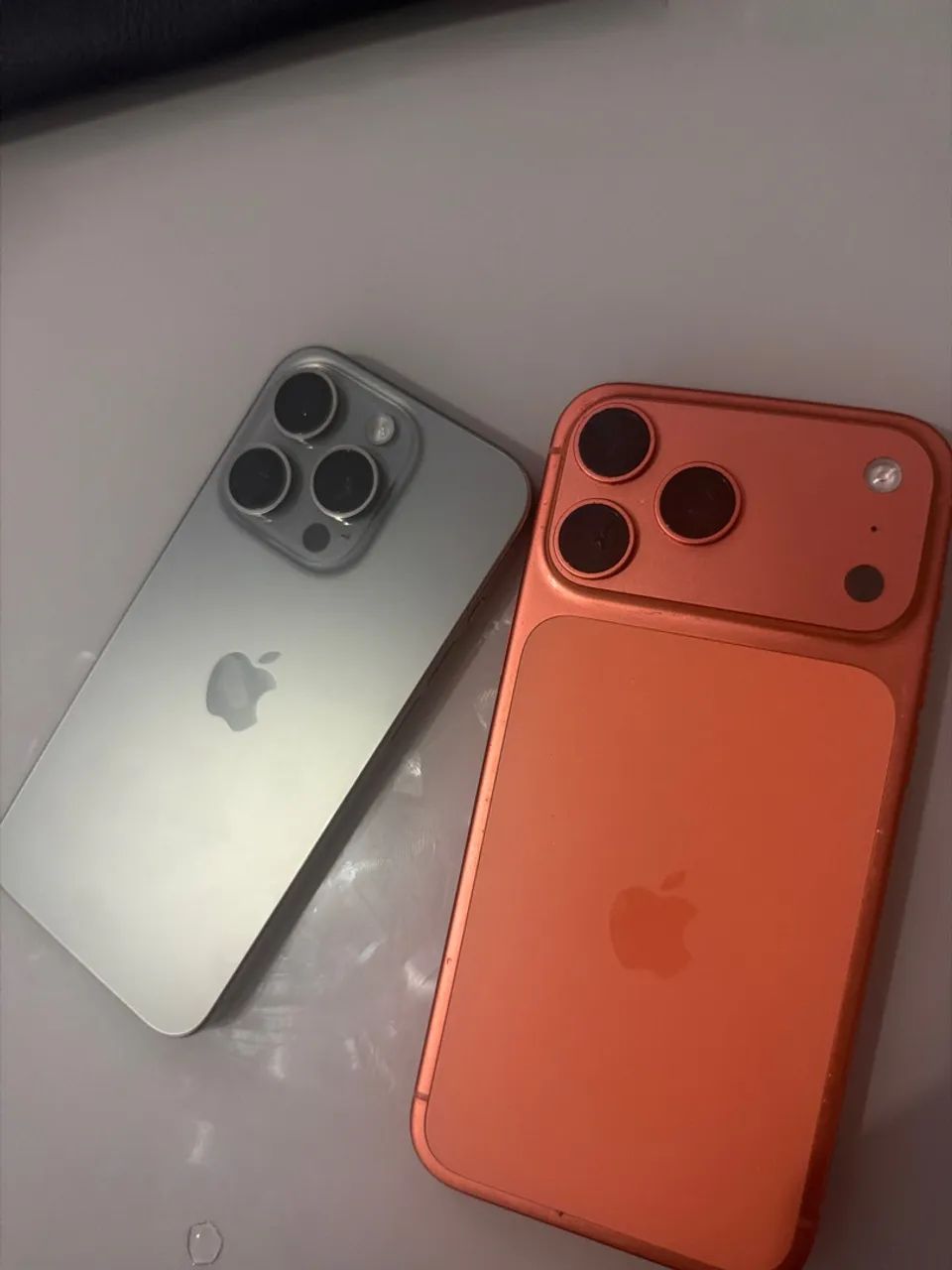 Vendo IPhone 17 pro max laranja e iPhone 15 pro