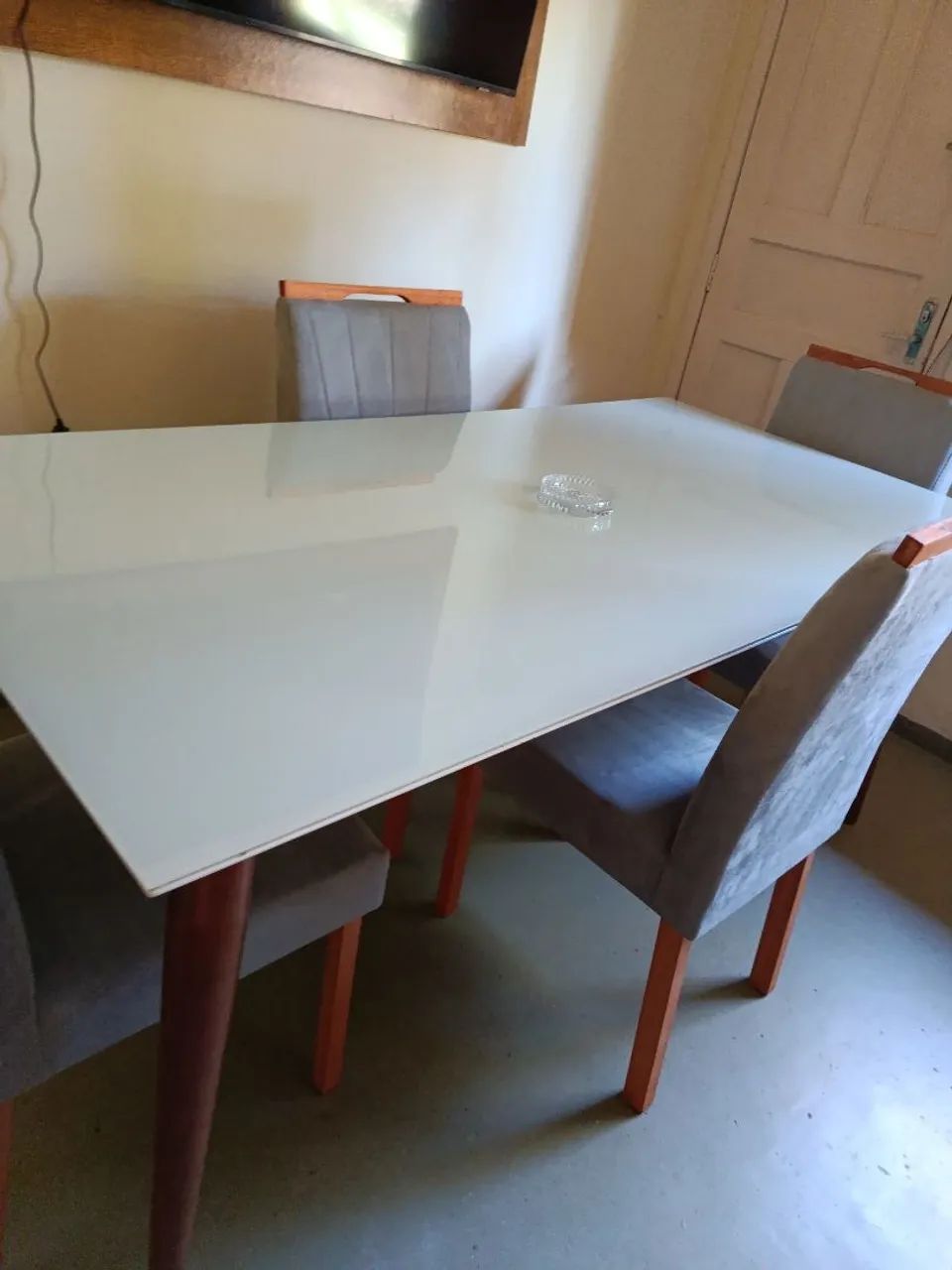 Mesa moderna grande com 6 cadeiras 