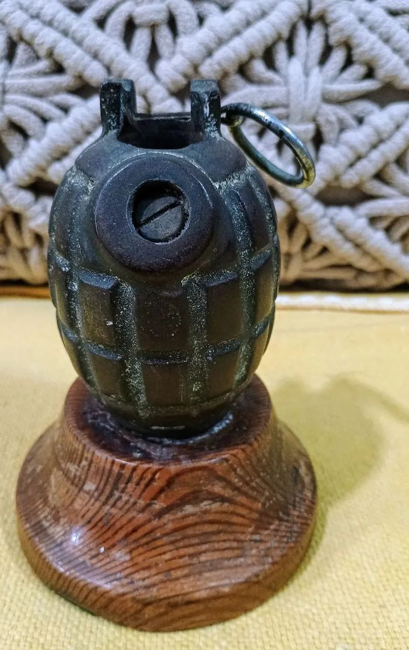 Objeto decorativo(enfeite) granada (desativada obsoleta)