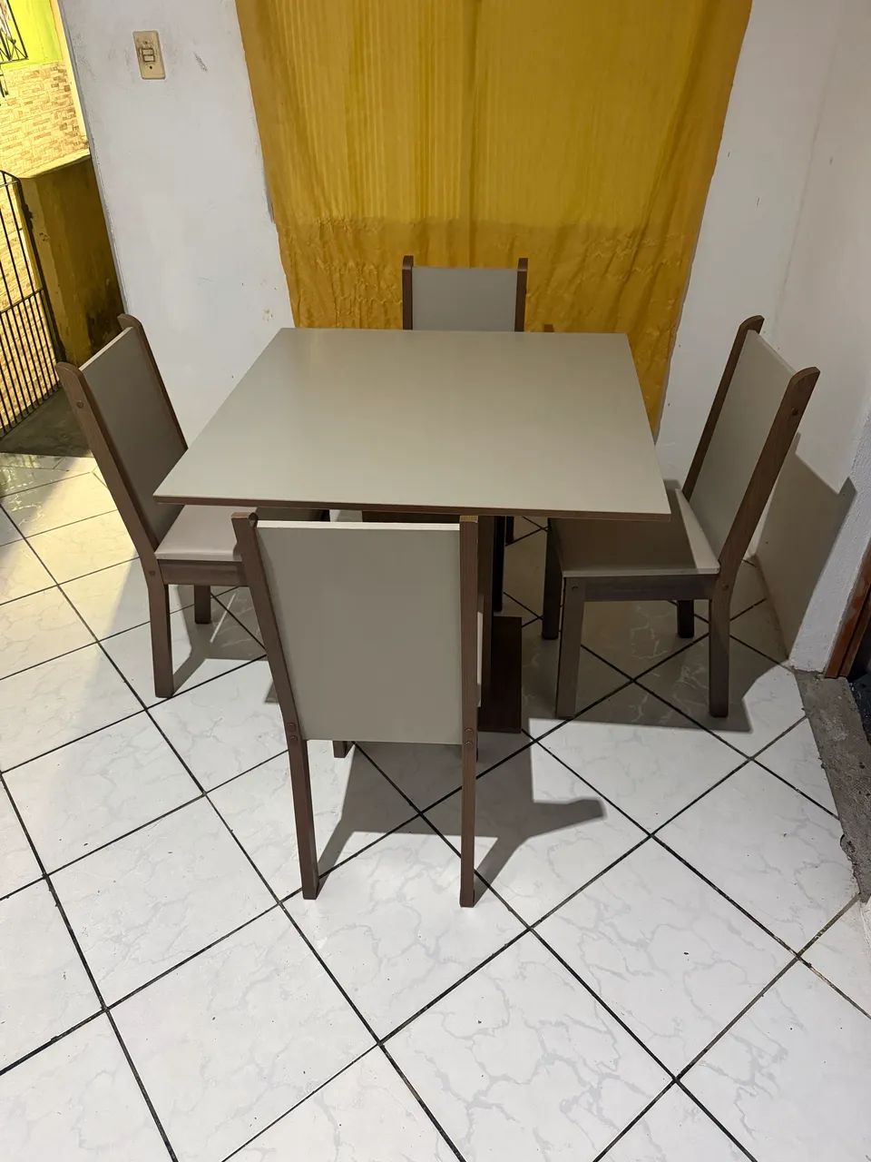 Mesa com 4 cadeiras semi nova !