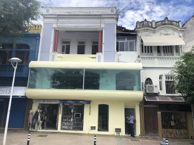 Porto da Barra ponto comercial com 200m, frente praia, Vende predio inteiro tambem