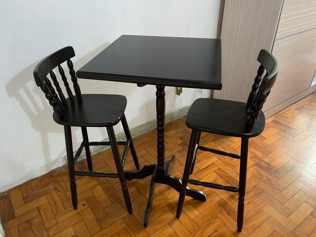 Mesa Bistrô - 2 Cadeiras de Madeira