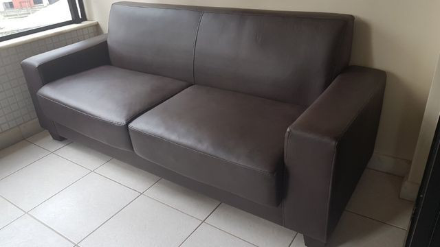 Sofá de 3 lugares com forro em corino na cor café. Excelente estrutura e acabamento - Foto 4