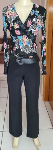 Blusa manga longa preta estampada em tecido plissado e decote em V. Tam P - Foto 2