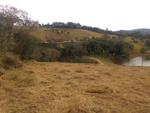 06/ Vende-se um terreno de 500m²