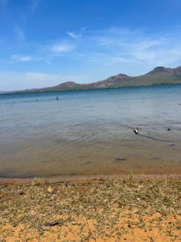 Vendo chácara na beira do lago