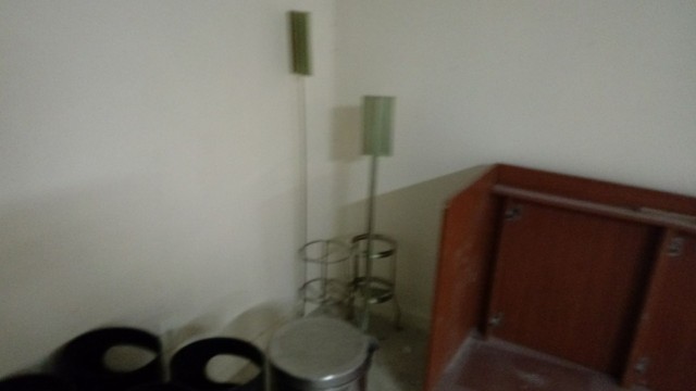 Suporte para extintores, em metal, temos vários. E outros.