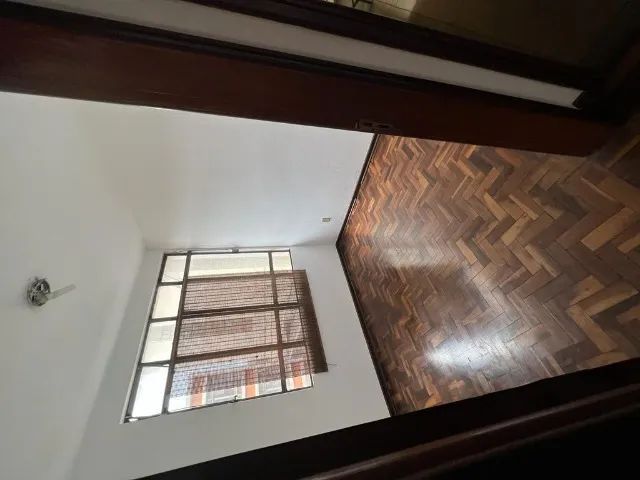 Lindo e amplo apartamento central com três quartos - Foto 7