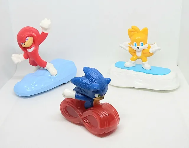 Kit com os três bonecos, Sonic com 30 cm e os menores com 20 cm.