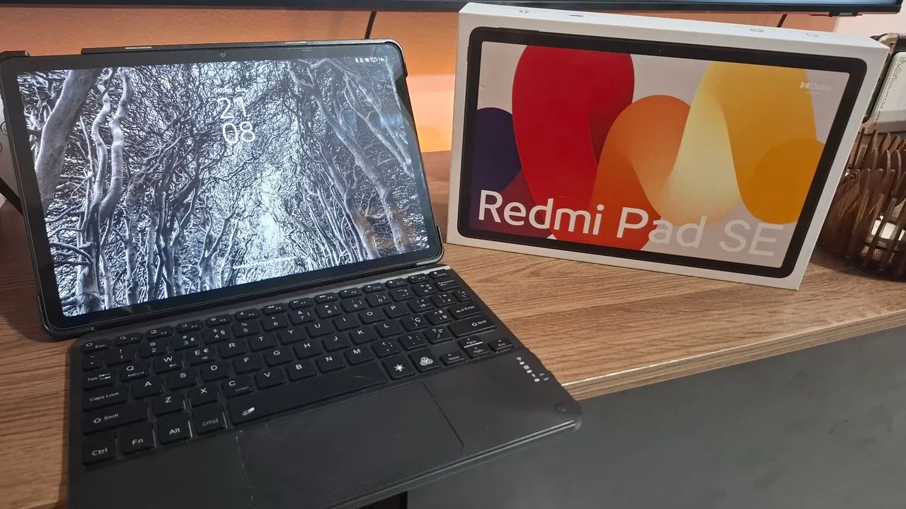 Tablet Xiaomi Redmi Pad SE com Teclado