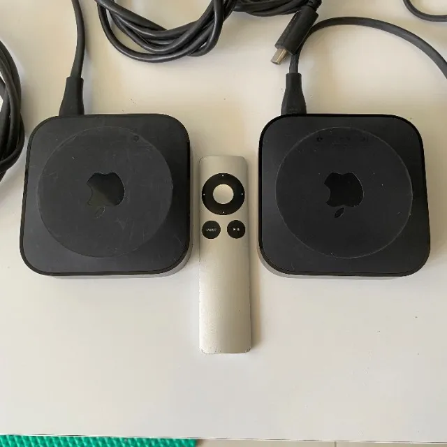 C016 Apple Tv duas unidades com cabos e com 1 controle remoto streaming