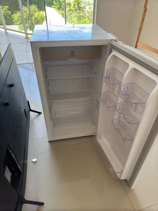 Geladeira Pequena - Ideal para Quarto ou Escritório - Foto 2