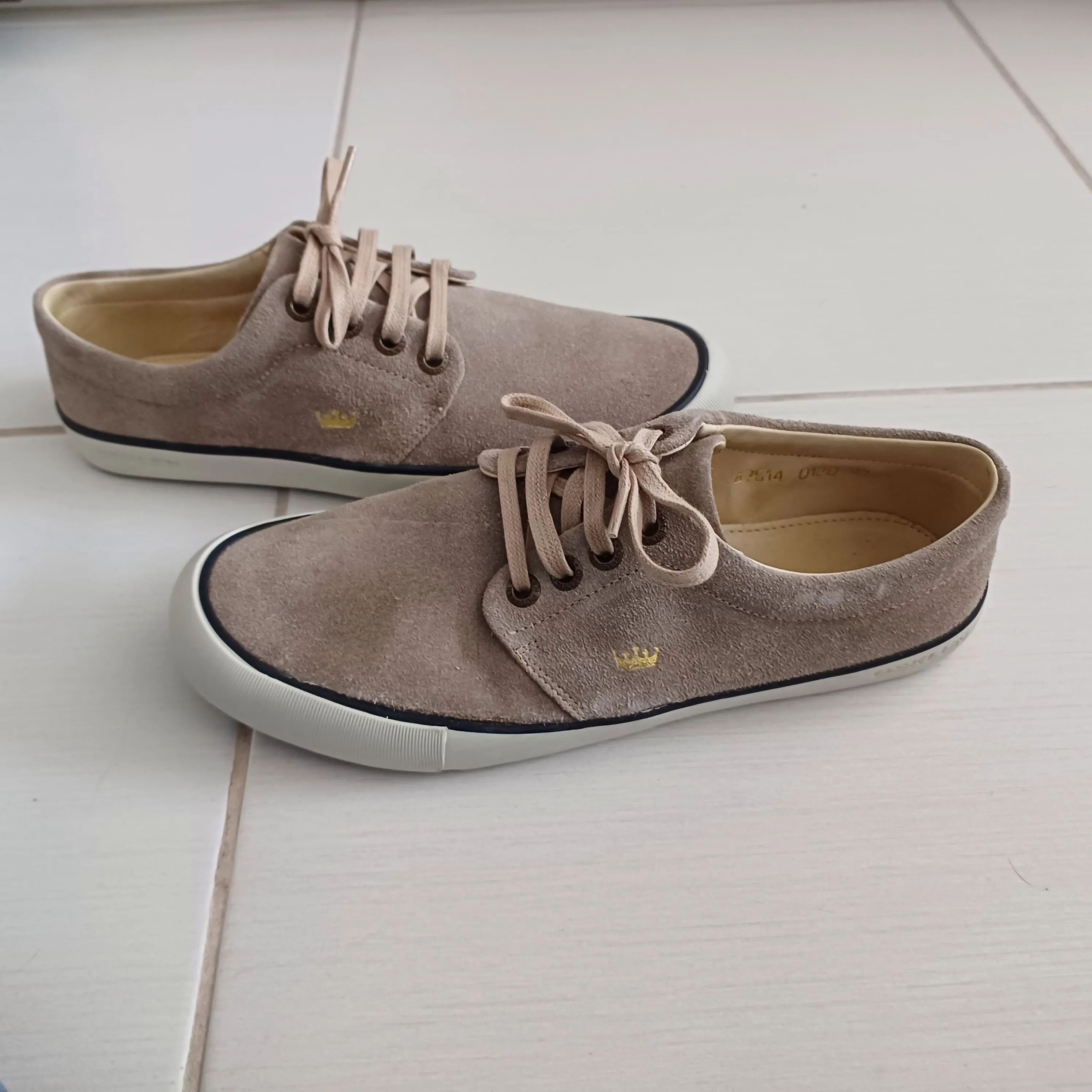 Tenis tam 41 Osklen camurça novo - Foto 2