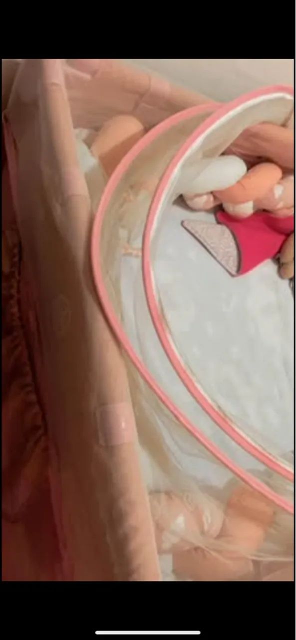 Berço quadrado com mosquiteiro rosa