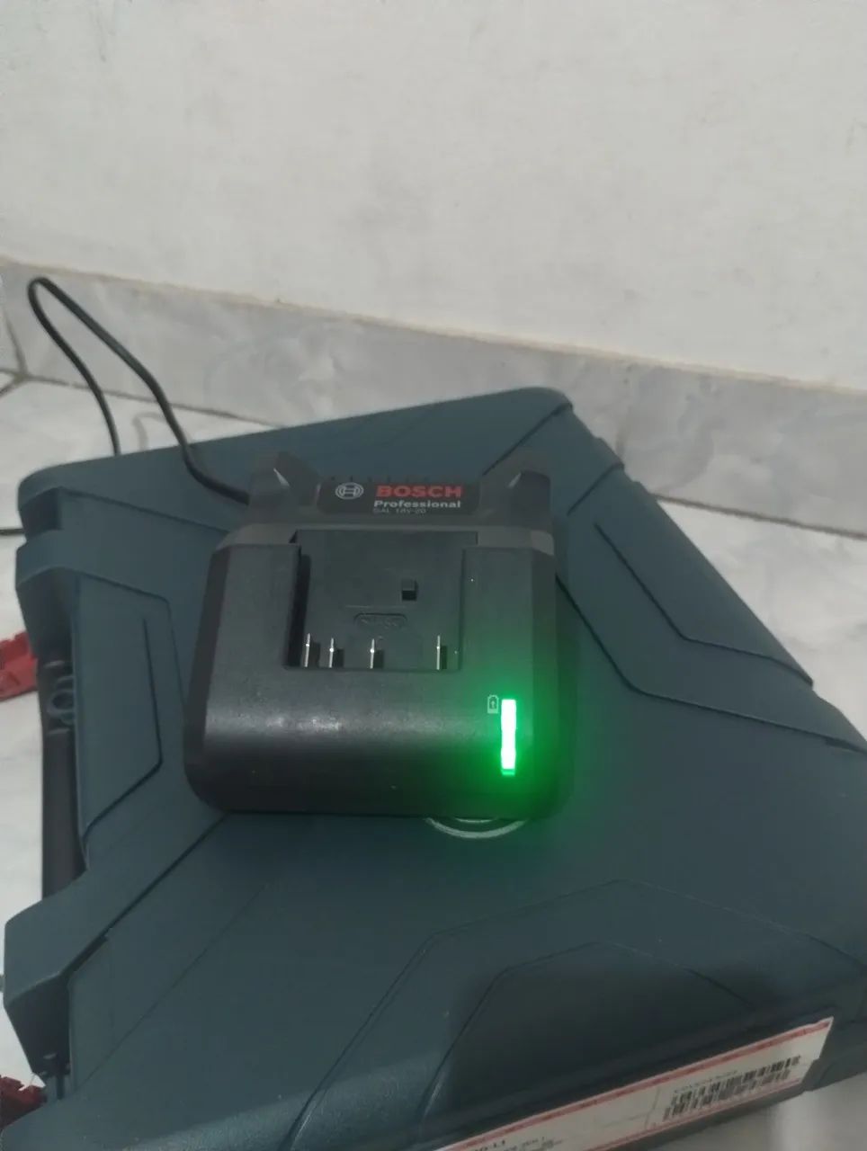 Furadeira e Parafusadeira Bosch GSB 18V-180li - Foto 2