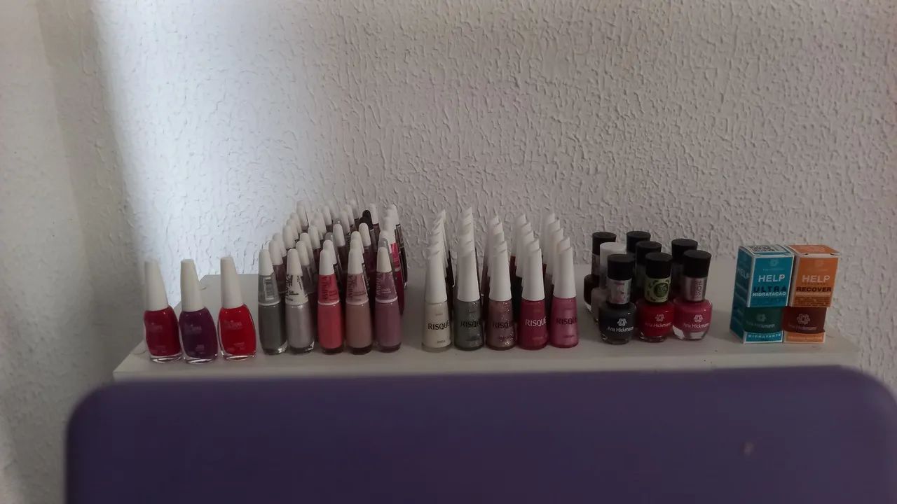 Vendo um lote de 76 unidades de esmaltes. Mais informações chama no WhatsApp.. *89