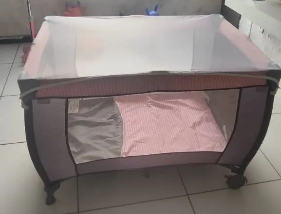 Berço Portátil para Bebê - Rosa e Cinza
