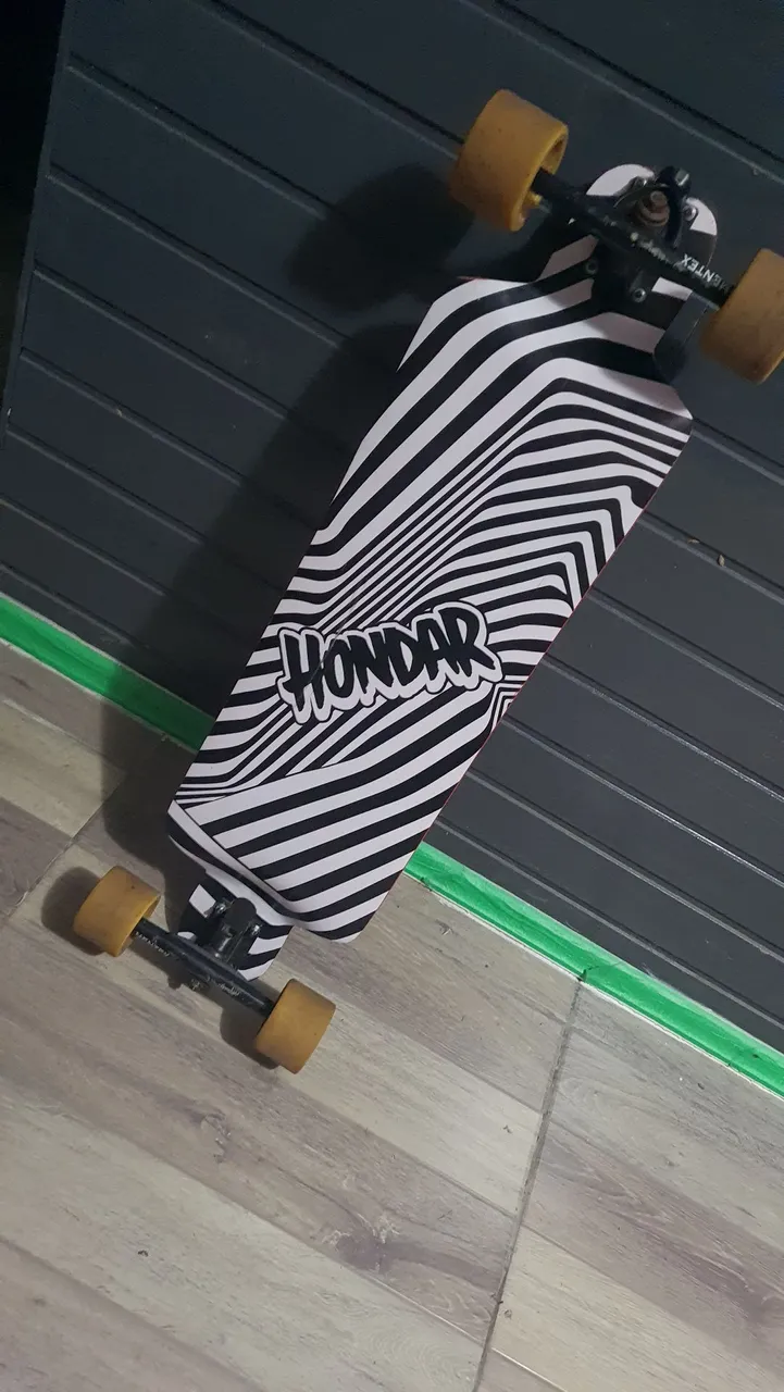 Longboard, capacete e luvas