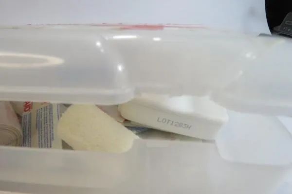MALETA PLÁSTICA de PRIMEIROS SOCORROS da JOHNSON & JOHNSON, contendo itens em seu interior - Foto 4