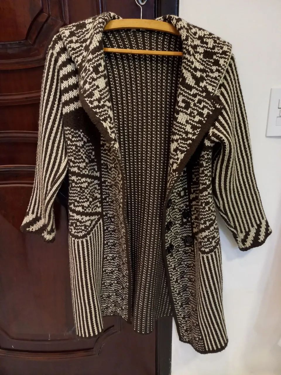 Casaco Tricot Listrado Marrom e Branco