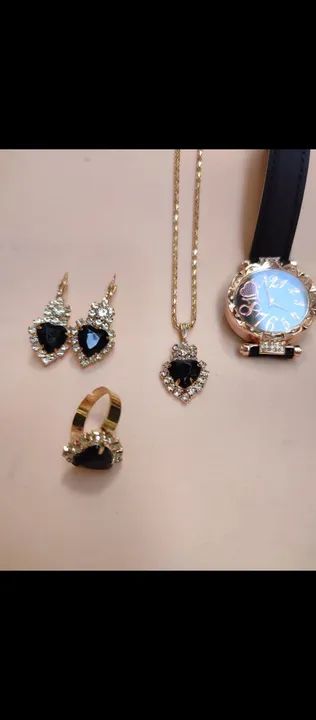 Conjunto de bijuterias feminino.  Aceita cartão de crédito   o com relógio