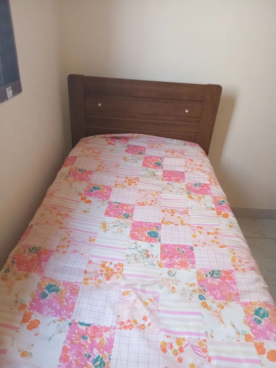 Cama de solteiro com bau