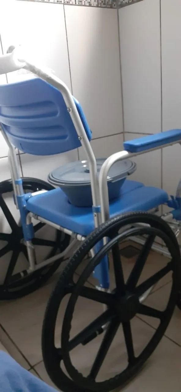 Cadeira de Banho com Rodas traseiras grande, com comadre!