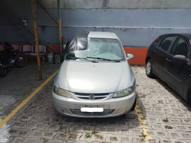 Celta com batida na lateral, vendo para o comprador reparar